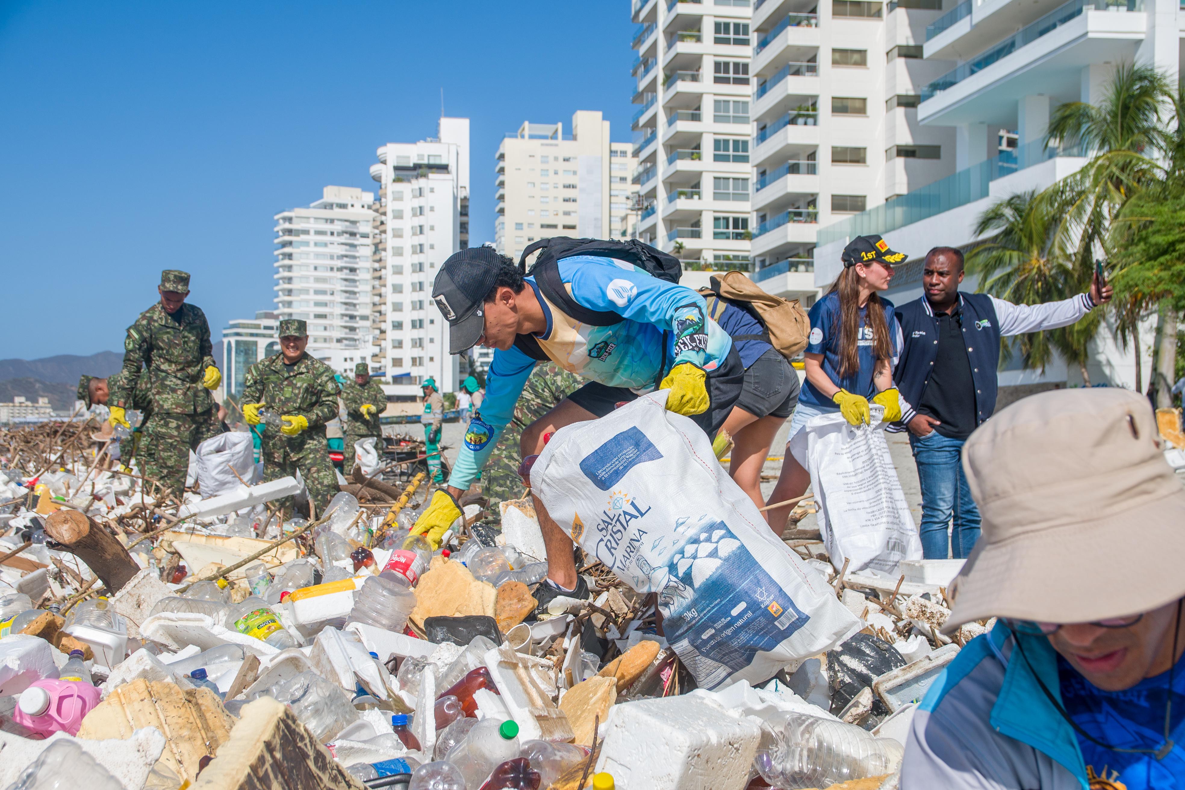 Alcaldía de Santa Marta lidera intervención en Playa Los Cocos tras emergencia ambiental