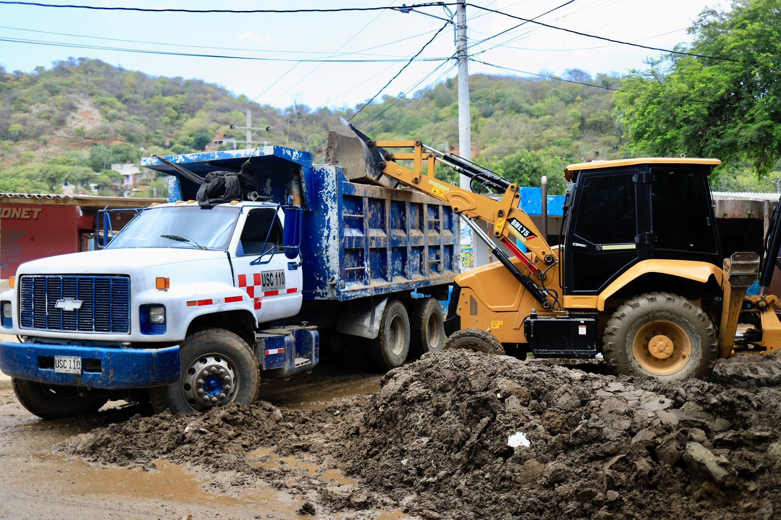Se avanza con maquinaria amarilla para retirar sedimentos en barrios afectados por las lluvias en Santa Marta