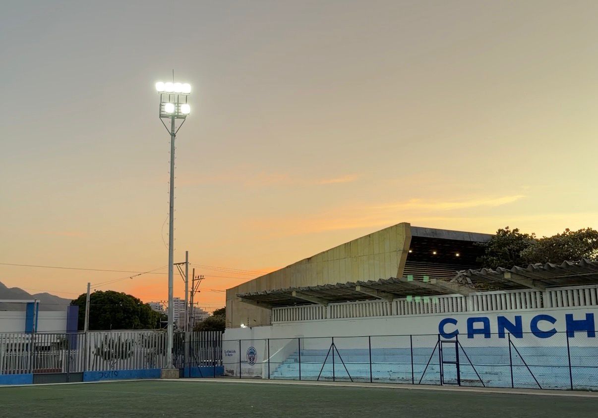 ¡Se hizo la luz! Alcaldía y Fundación Social Puerto de Santa Marta iluminan La Castellana y fortalecen el deporte
