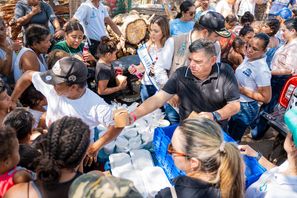 Alcaldía de Santa Marta y la empresa privada atienden a familias damnificadas en Villa Betel