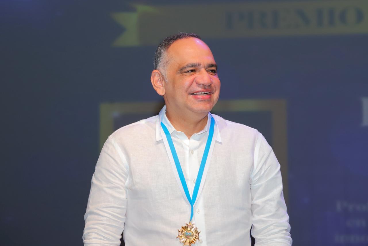 Alcalde Carlos Pinedo Cuello recibe reconocimiento a su gestión y liderazgo desde la Alcaldía de Santa Marta