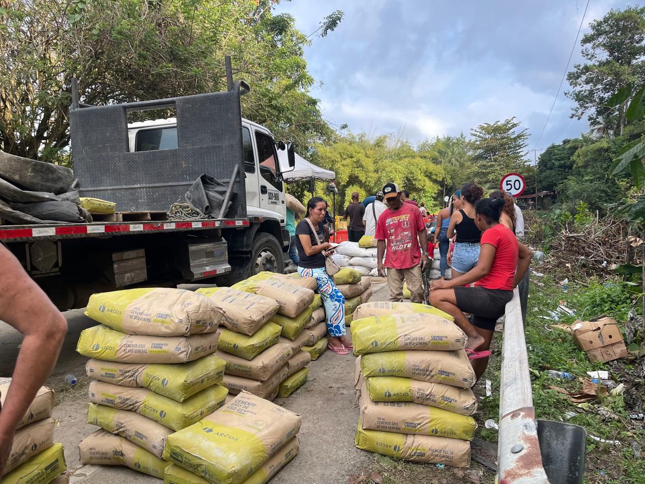 Administración de Carlos Pinedo continúa entrega de ayudas en Guachaca y vereda Mendihuaca