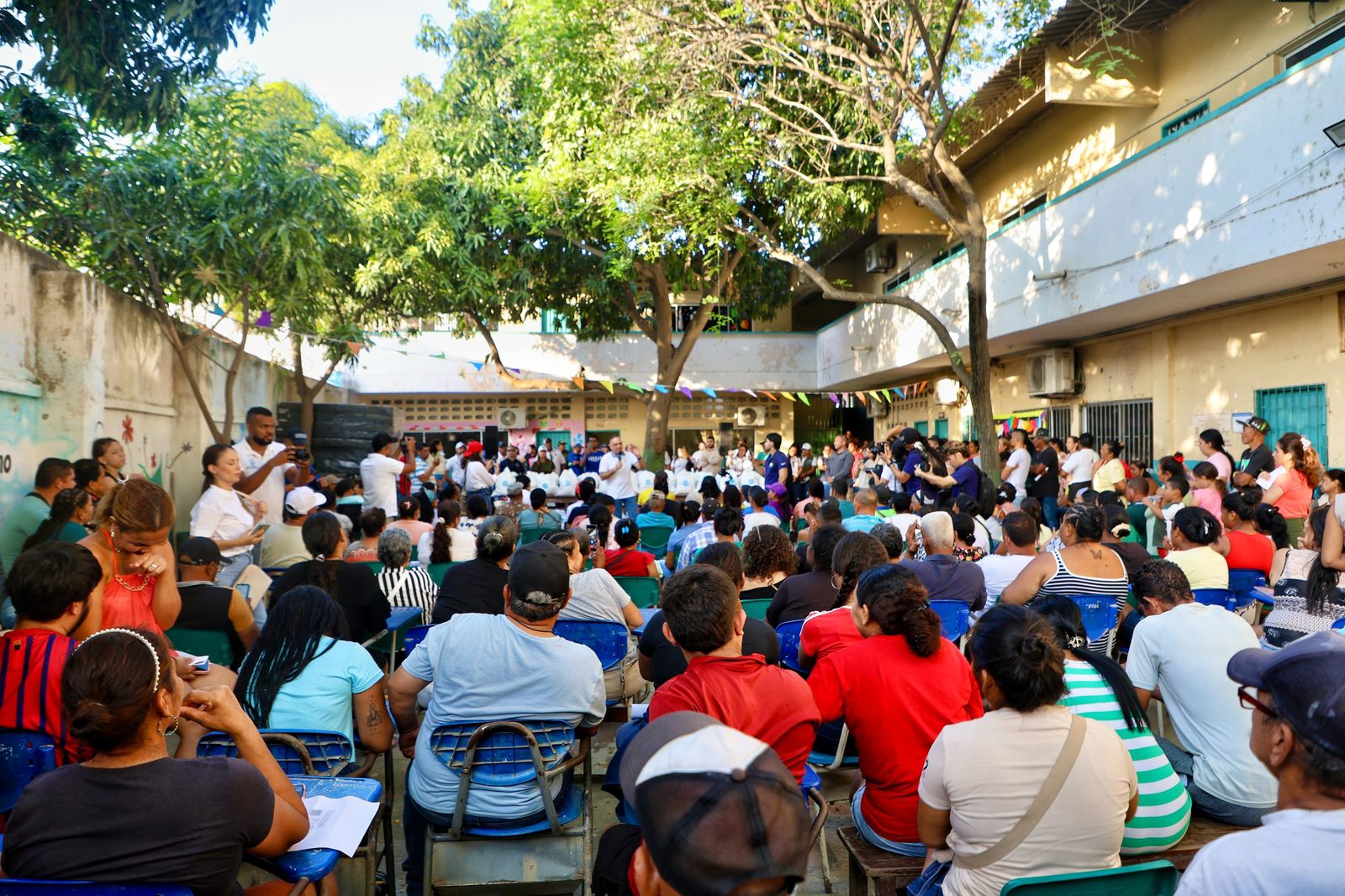 Las Malvinas no está sola: alcalde Carlos Pinedo Cuello entrega ayudas a familias damnificadas