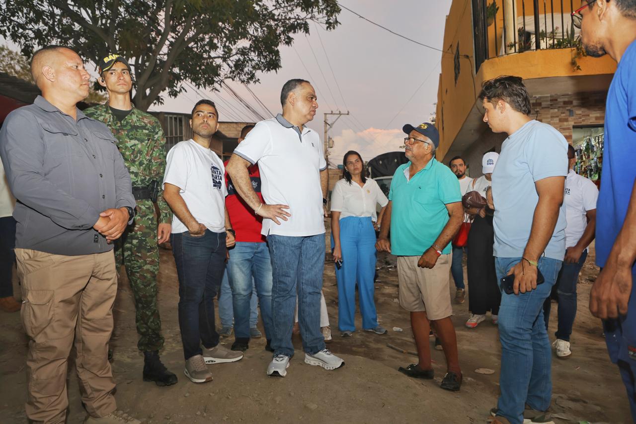 Alcalde Carlos Pinedo Cuello supervisa obras de pavimentación en Las Malvinas