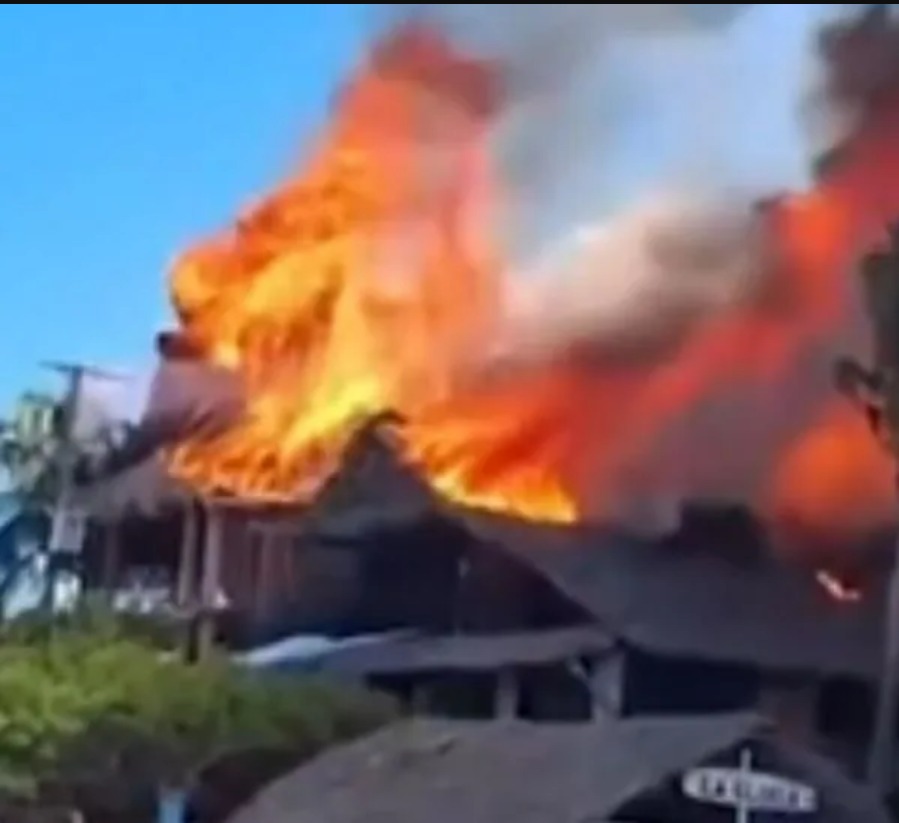 Se incendió hotel de turística zona de Mendihuaca; bomberos tratan de controlarlo