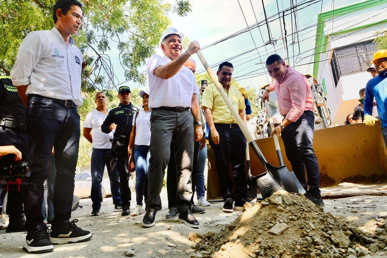 “Saldamos una deuda de 25 años”: Gobierno de Carlos Pinedo Cuello inicia obras de alcantarillado en el barrio Portal de las Avenidas