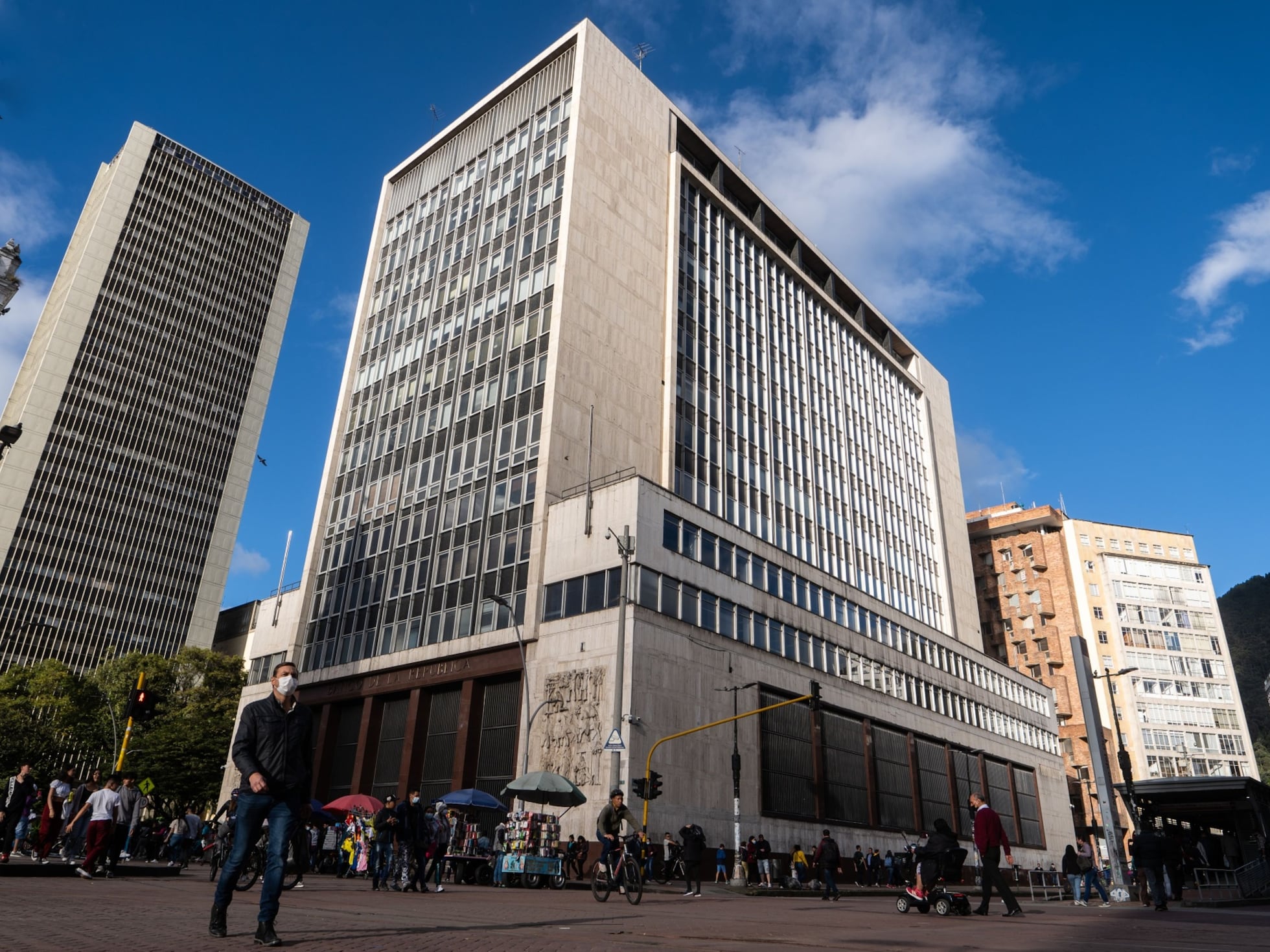 La Junta Directiva del Banco de la República decidió por mayoría incrementar en 100 puntos básicos (pbs) la tasa de interés de política monetaria a 11,25%