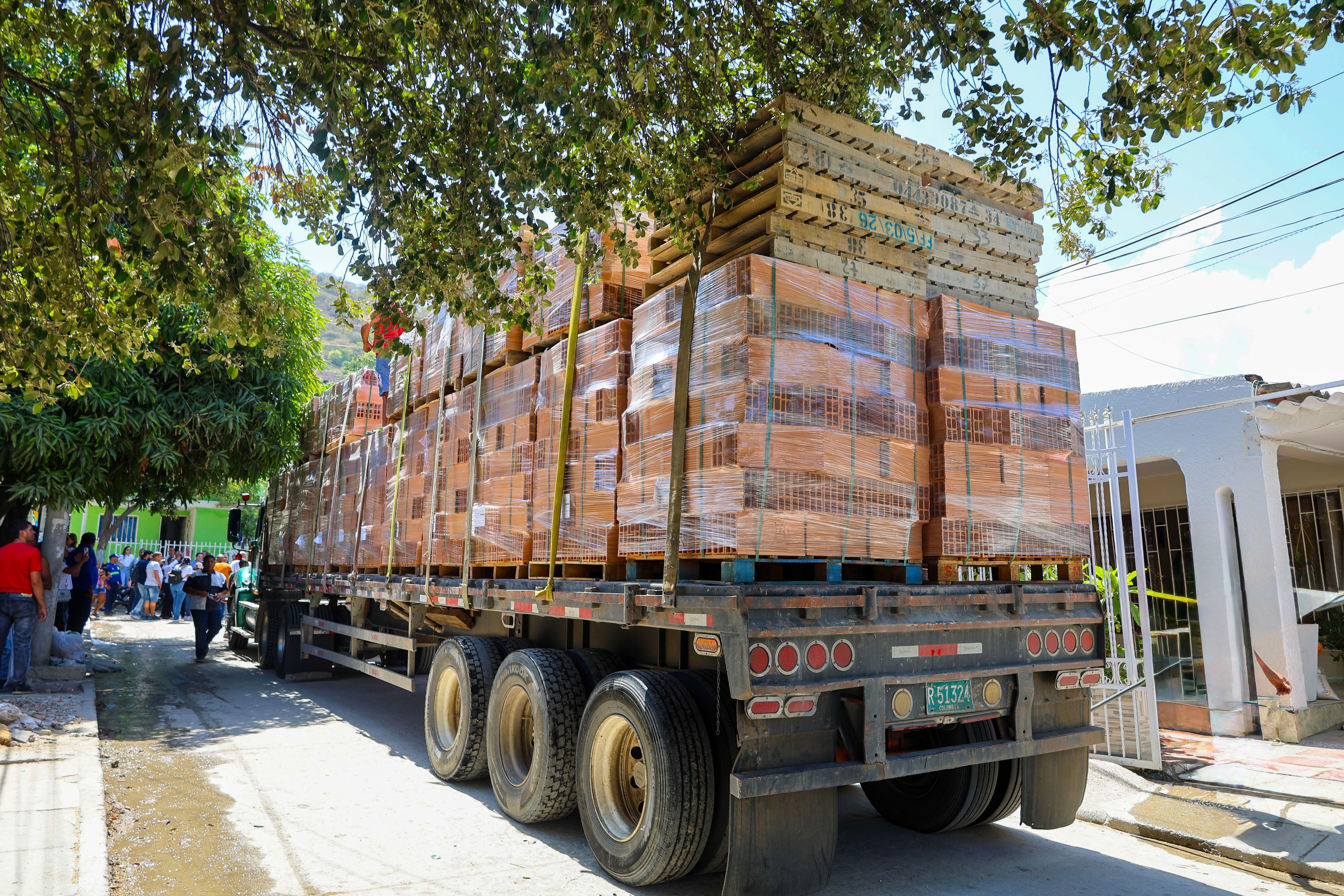 Alcalde Carlos Pinedo entregó materiales de construcción a 25 familias de Vista al Mar